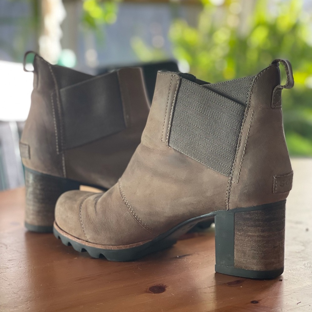Sorel Addington Healed Chelsea brown boots. Size 6.5. Original price $210.